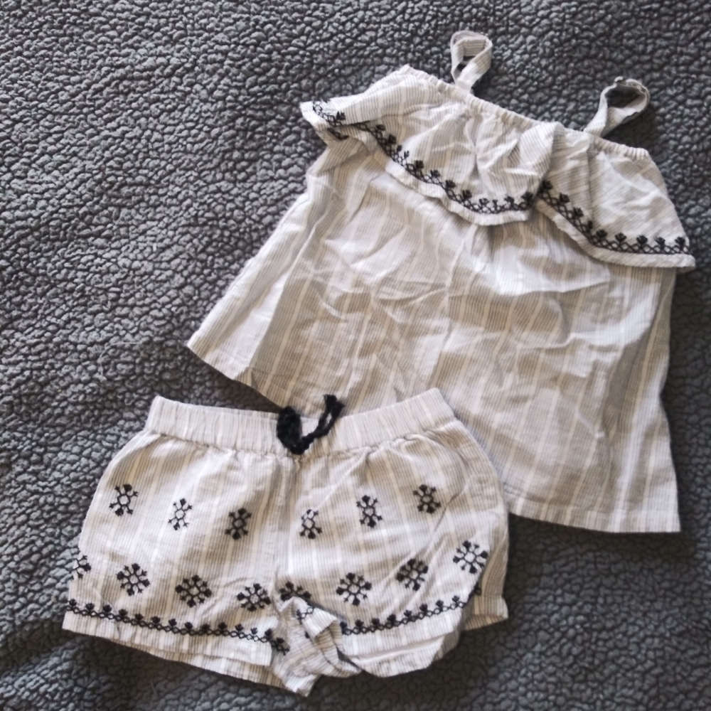 SOLD 💙 Embroidered Shorts Set